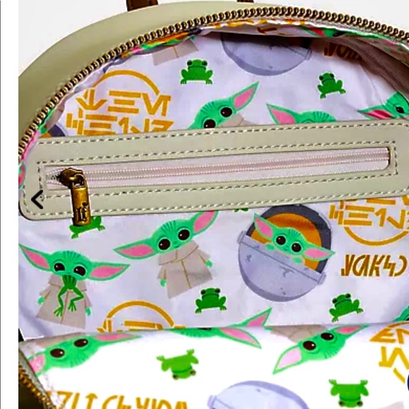 Baby Yoda Loungefly mini backpack - Picture 4 of 8
